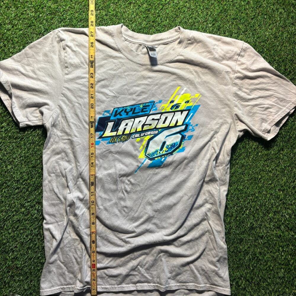 Kyle Larson NASCAR Graphic T-Shirt Gray Gildan Softstyle Mens Size L